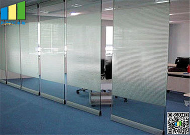 Konferenzzimmer, das Glaswand-Trennwände schiebt