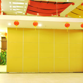Gelbe bewegliche Trennwände, Hotel-Konferenzsaal, der faltende Fach-Türen schiebt
