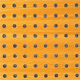 Gelbe perforierte hölzerne akustische Platten machen Furnier-Blattsolide Oberflächenwand feuerfest