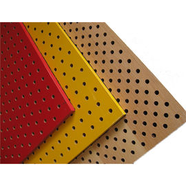 Gelbe perforierte hölzerne akustische Platten machen Furnier-Blattsolide Oberflächenwand feuerfest