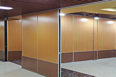 Auditorium, das funktioneller Zustandssumme-Hall-Ton-Beweis-bewegliche Decken-Raum-Teiler schiebt