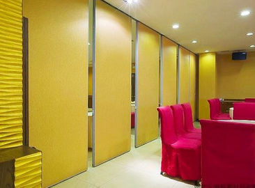 Gelbe bewegliche Trennwände, Hotel-Konferenzsaal, der faltende Fach-Türen schiebt
