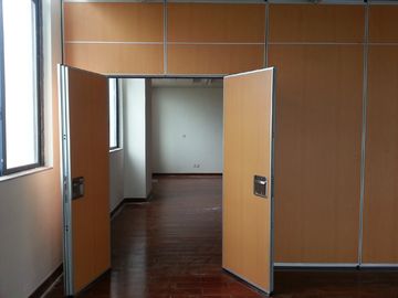Hotel-akustische hölzerne Falten-bewegliche Raum-Trennwand mit Durchlauf-Tür