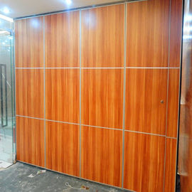 Der Innenraum, der dekorative akustische Falten-bewegliche Wand hängt, verteilt System