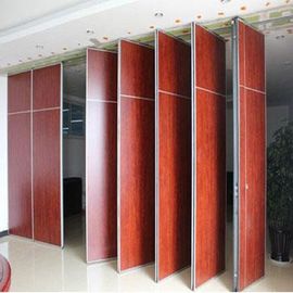 Der Innenraum, der dekorative akustische Falten-bewegliche Wand hängt, verteilt System