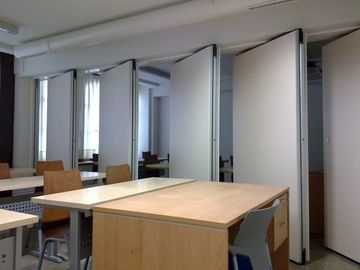 Konferenzzimmer-Bewegliches, das Büro-Trennwände mit Aluminiumrahmen schiebt