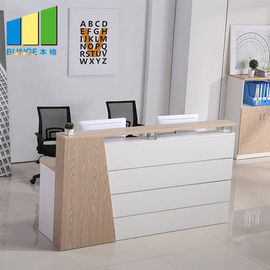 Hölzerner Büro-Aufnahme-Schreibtisch/bequemer Maschen-Büro-Stuhl kurvten ringsum malendes Glas