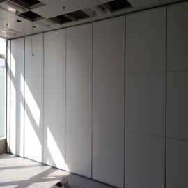 Bewegliche Akkordeon-Trennwand-hölzerne akustische zusammenklappbare Tür für Restaurant-Säubern-Raum