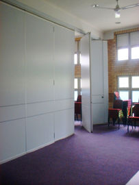 Modernes Büro, das faltende Trennwand, akustischen Raum-Teiler schiebt