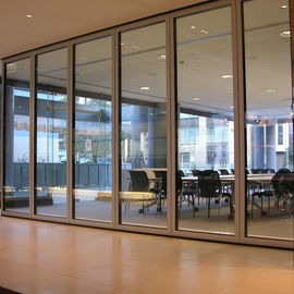 Glas, welches die Trennwände beweglich schiebt, um die Räume für Büro zu teilen