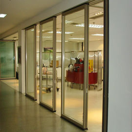 Glas, welches die Trennwände beweglich schiebt, um die Räume für Büro zu teilen