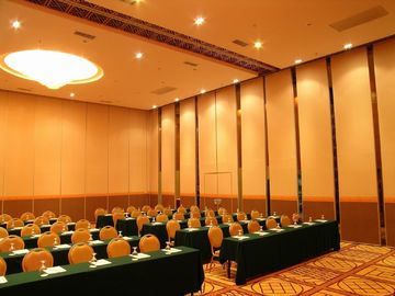 Holzoberfläche-bewegliche akustische Trennwand für Konferenzsaal
