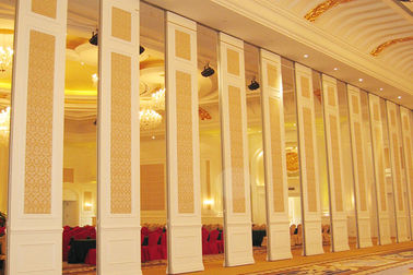 Innenkonferenzsaal-Ton, der bewegliche gleitende Wände und Tür-Fächer prüft