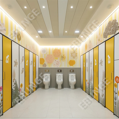 Moderne öffentliche Toiletten mit Scharniertüren und einfacher Installation