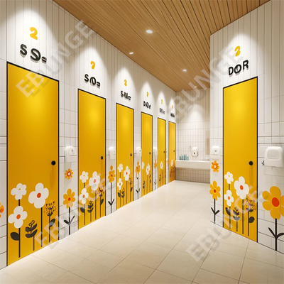 Moderne öffentliche Toiletten mit Scharniertüren und einfacher Installation