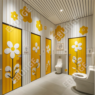 Moderne öffentliche Toiletten mit Scharniertüren und einfacher Installation