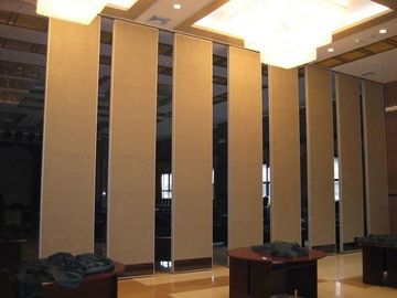 Innenkonferenzsaal-Ton, der bewegliche gleitende Wände und Tür-Fächer prüft